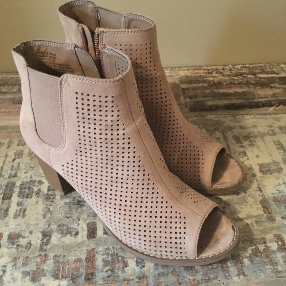 Open toe booties tan